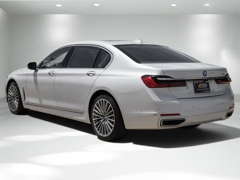 Used 2020 BMW 740i w/ Premium Package RWD image 9