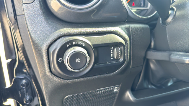 Used 2023 Jeep Wrangler Unlimited Sahara AWD/4WD image 29