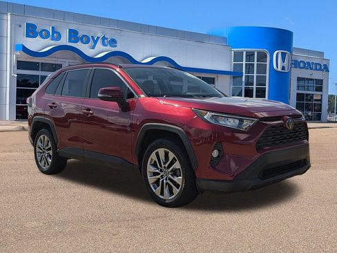 Used 2019 Toyota RAV4 XLE Premium FWD image 3