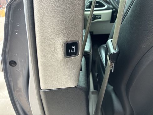 Used 2019 Chrysler Pacifica Touring-L image 19