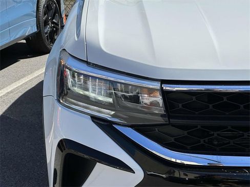 Certified 2022 Volkswagen Taos SE image 8