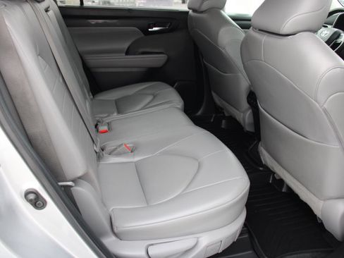 Certified 2022 Toyota Highlander XLE image 21