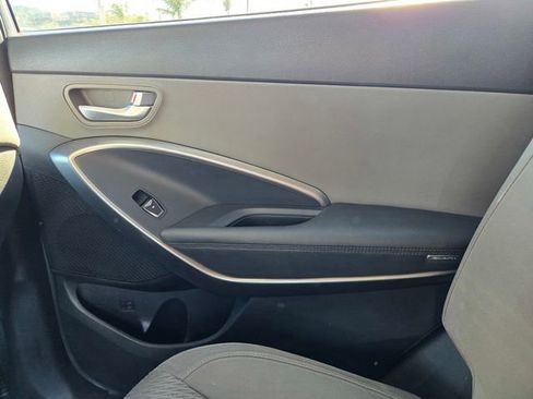 Used 2019 Hyundai Santa Fe XL SE image 12