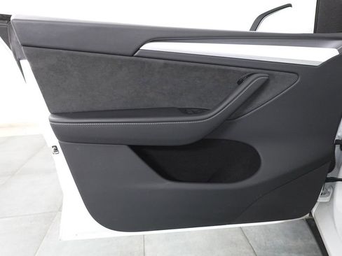 Used 2024 Tesla Model Y Performance image 9