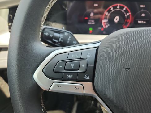 New 2025 Volkswagen Tiguan SE image 19