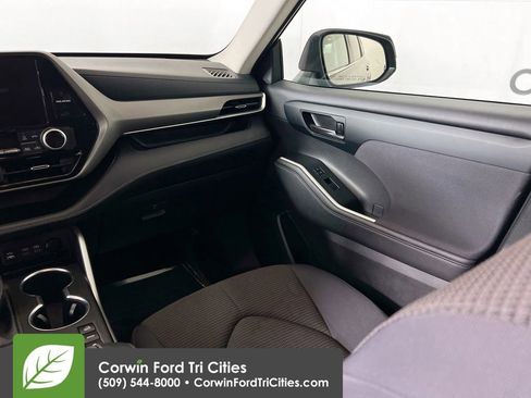Used 2024 Toyota Highlander LE image 25