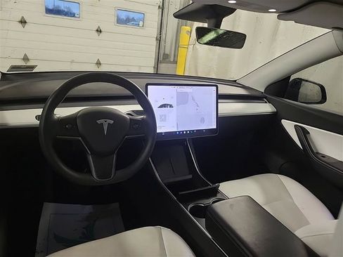 Used 2021 Tesla Model Y Long Range AWD/4WD image 7