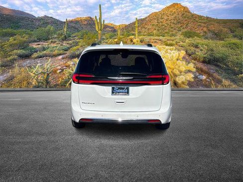 Used 2022 Chrysler Pacifica Touring-L image 6