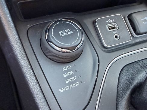 Used 2021 Jeep Cherokee Latitude Plus w/ Sun & Sound Group AWD/4WD image 17
