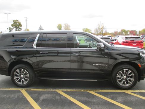 Used 2023 Chevrolet Suburban LT w/ Luxury Package image 6