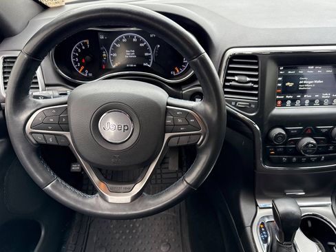 Used 2019 Jeep Grand Cherokee Laredo AWD/4WD image 14