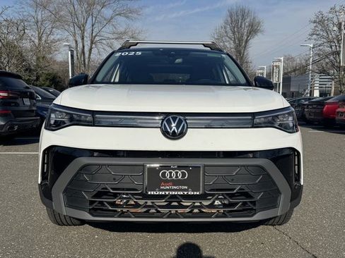 Used 2025 Volkswagen Taos SE AWD/4WD image 2