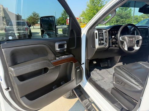 Used 2019 GMC Sierra 2500 SLT w/ Duramax Plus Package AWD/4WD image 10