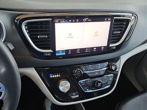 Used 2023 Chrysler Pacifica Touring-L FWD image 27