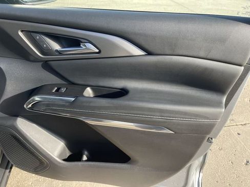 Used 2025 Chevrolet Traverse LT image 16