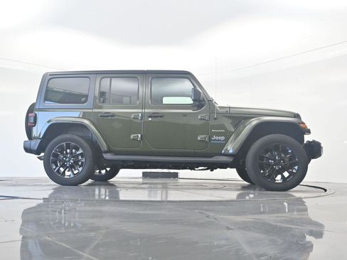 Used 2023 Jeep Wrangler Unlimited Sahara w/ Cold Weather Group AWD/4WD image 28