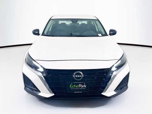 Used 2025 Nissan Altima 2.5 SV FWD image 2