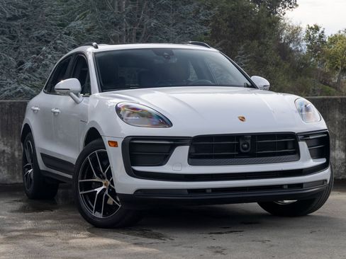 Certified 2023 Porsche Macan image 6