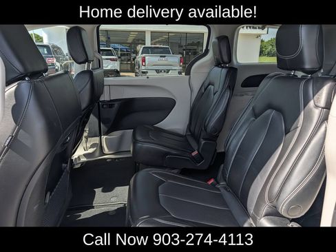 Used 2023 Chrysler Pacifica Touring-L FWD image 27