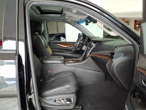 Used 2020 Cadillac Escalade Luxury w/ Escalade Sport Edition image 18