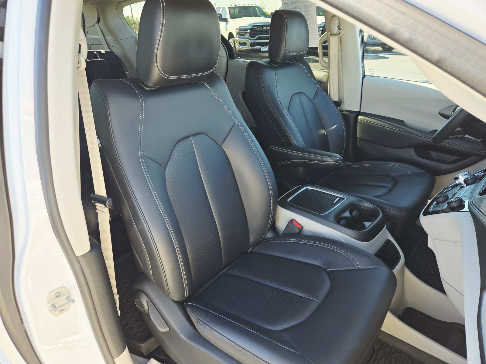 Used 2024 Chrysler Pacifica Touring-L FWD image 18