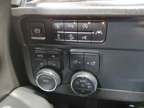 Used 2025 Chevrolet Suburban Z71 image 40