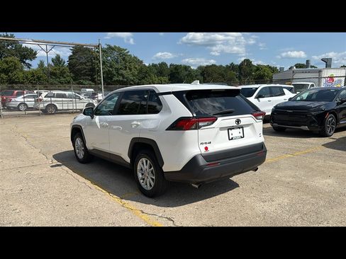 Used 2022 Toyota RAV4 LE image 4