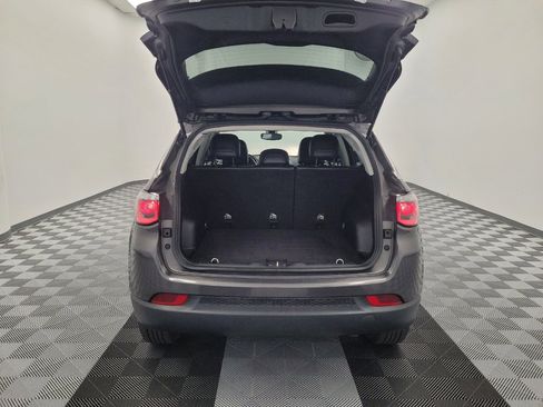 Used 2018 Jeep Compass Latitude FWD image 29