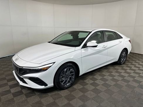 Certified 2024 Hyundai Elantra SEL image 7