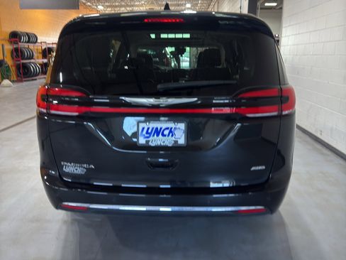 Used 2023 Chrysler Pacifica Touring-L AWD/4WD image 5