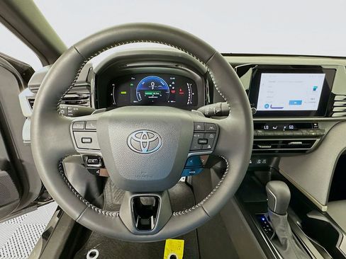 Used 2025 Toyota Camry SE image 11