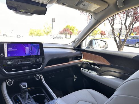 Used 2024 Toyota Grand Highlander AWD Hybrid image 37