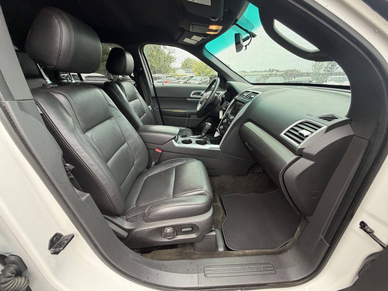 Used 2014 Ford Explorer XLT w/ Equipment Group 202A FWD image 30