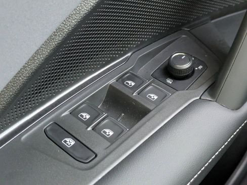 Used 2025 Volkswagen Tiguan SE image 23