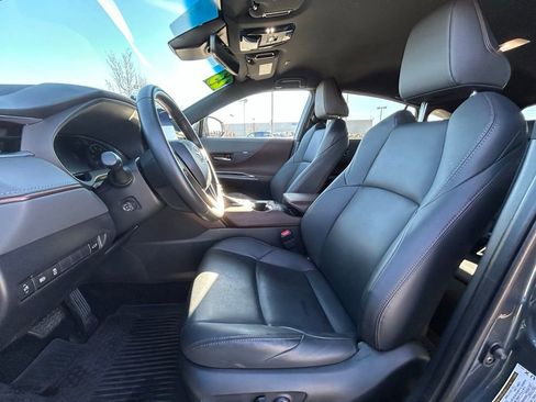 Used 2023 Toyota Venza XLE image 13