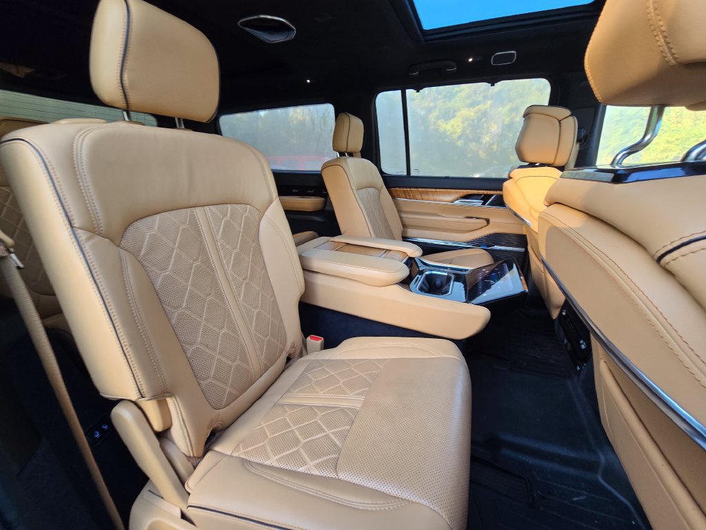 Used 2022 Jeep Grand Wagoneer Series III AWD/4WD image 22