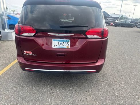 Used 2017 Chrysler Pacifica Touring-L FWD image 4
