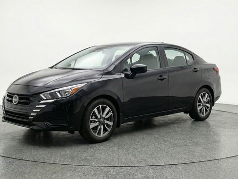 Used 2025 Nissan Versa SV image 3