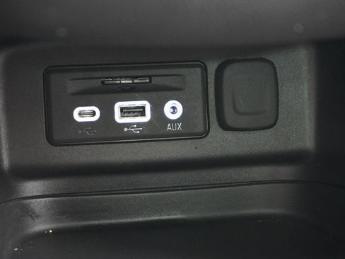 Used 2023 Chevrolet Equinox RS w/ RS Leather Package image 34