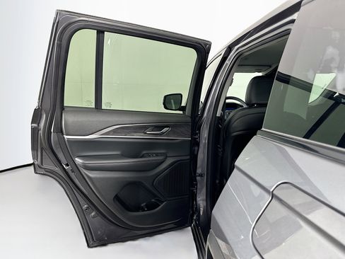 Used 2023 Jeep Grand Cherokee Limited w/ Black Appearance Package image 26