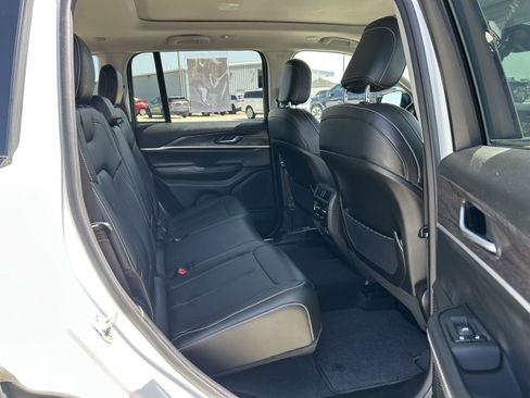 Used 2023 Jeep Grand Cherokee Limited w/ Black Appearance Package AWD/4WD image 33