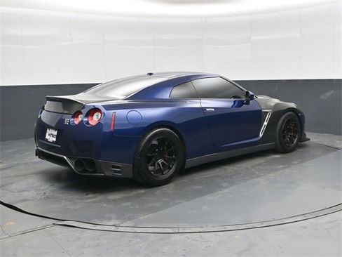 Used 2015 Nissan GT-R Black Edition image 3