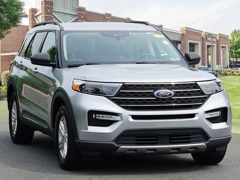 Used 2022 Ford Explorer XLT w/ Equipment Group 202A AWD/4WD image 3