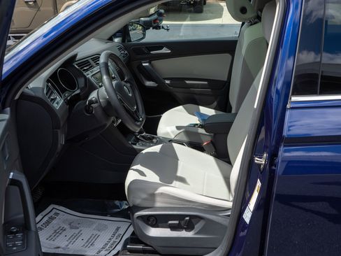 Used 2021 Volkswagen Tiguan SE w/ Panoramic Sunroof Package image 19