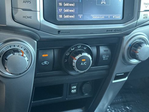 Used 2018 Toyota 4Runner SR5 AWD/4WD image 19