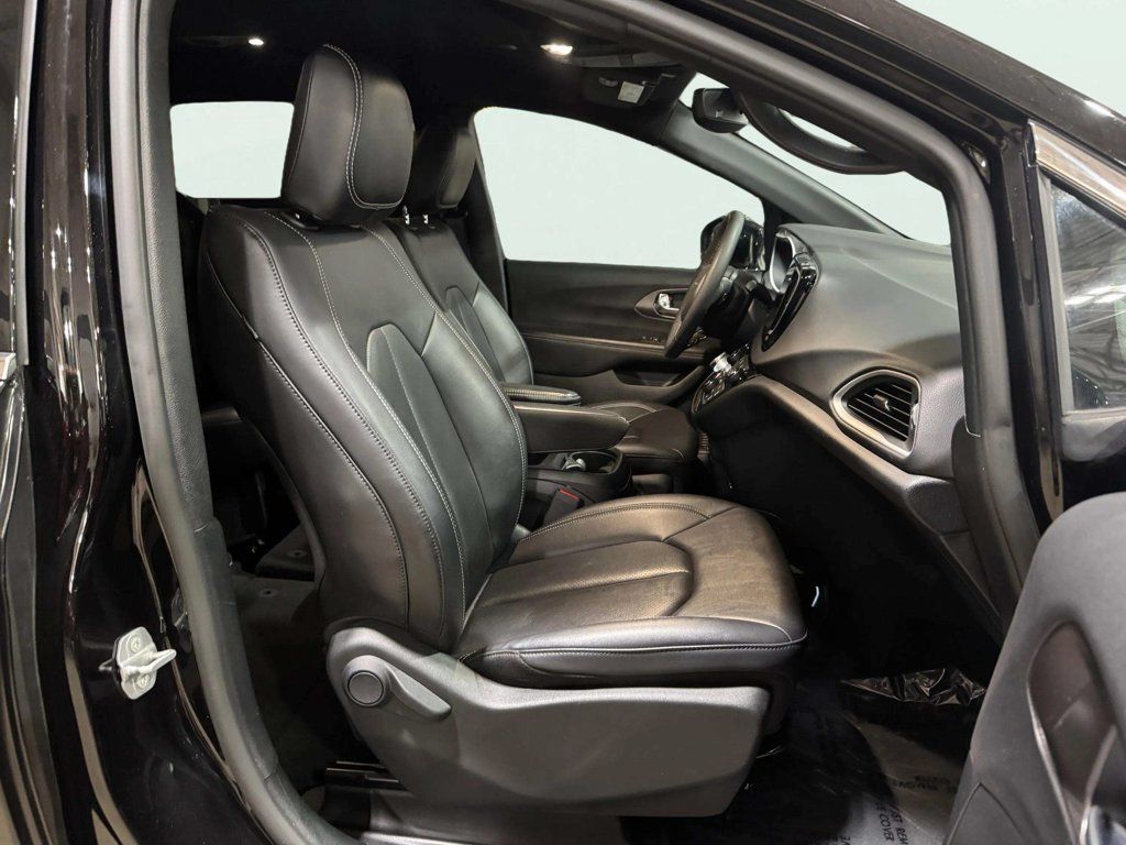 Used 2025 Chrysler Pacifica Select FWD image 26