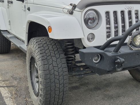 Used 2016 Jeep Wrangler Unlimited Sahara w/ Connectivity Group AWD/4WD image 14