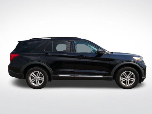 Used 2022 Ford Explorer XLT AWD/4WD image 2
