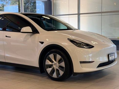 Used 2022 Tesla Model Y Long Range AWD/4WD image 5