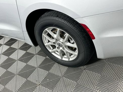 Certified 2024 Chrysler Pacifica Touring-L image 42